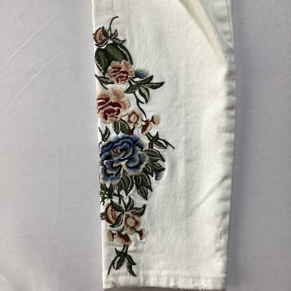 DRIFTWOOD Gizelle White Distressed Jeans with Floral Embroidery - Picture 3 of 15